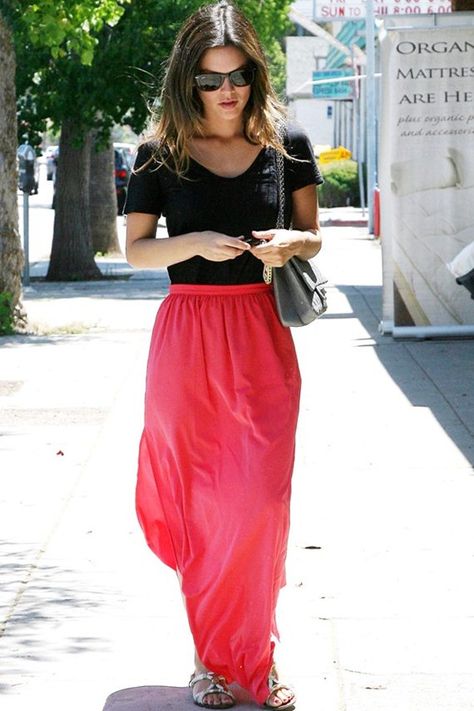 4 things to remember when wearing maxi skirts | Mamamia Mamamia Rachel Bilson Style, Isabel Lucas, Red Maxi Skirt, Jeans Ideas, Maxi Outfits, Maxi Skirt Outfits, Ladies Wear, Red Maxi, Maxi Skirt Dress