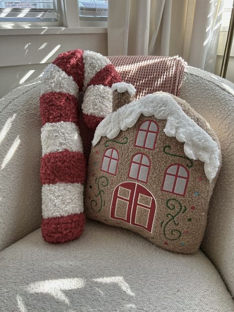 Diy Christmas Decorations Apartment, Christmas Pillow Sewing, Aesthetic Christmas Decor Apartment, Aesthetic Christmas Shopping, Christmas Aesthetic Home Decor, Cute Christmas Pillows, Gingerbread House Pillow, Christmas Aesthetic Apartment, Christmas Athstetic