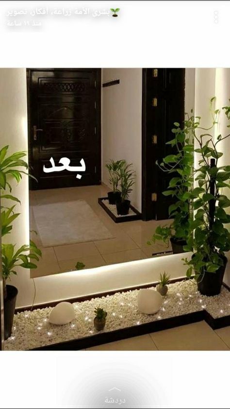 Long Mirror Decorating Ideas Living Room, Long Mirrors In Living Room Ideas, Main Entrance Decor Ideas, Long Mirror Decorating Ideas, Mirror Wall Decor Entrance, Black Living Room Decor, Hal Decor, Home Entrance, Corner Decor