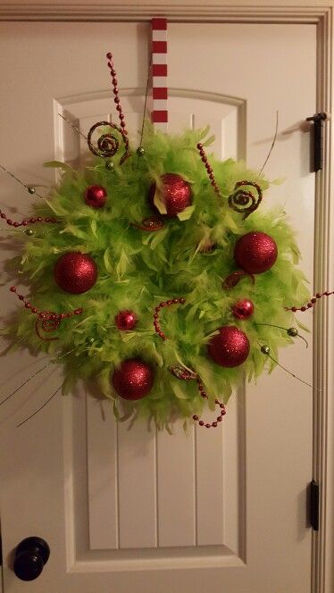 Grinch wreath Whoville Christmas Decorations, Grinch Crafts, Grinch Wreath, Grinch Decorations, Grinch Christmas Party, Whoville Christmas, Grinch Christmas Tree, Grinch Party, Grinch Christmas Decorations