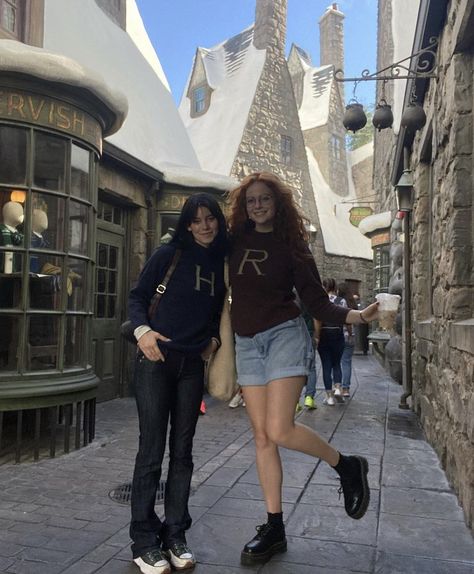 Universal Studios Orlando Trip, Universal Studios Outfit, Freetime Activities, Theme Park Outfits, Harry Potter Universal Studios, Harry Potter Studios, Clothing Studio, Orlando Travel, Hogwarts Aesthetic