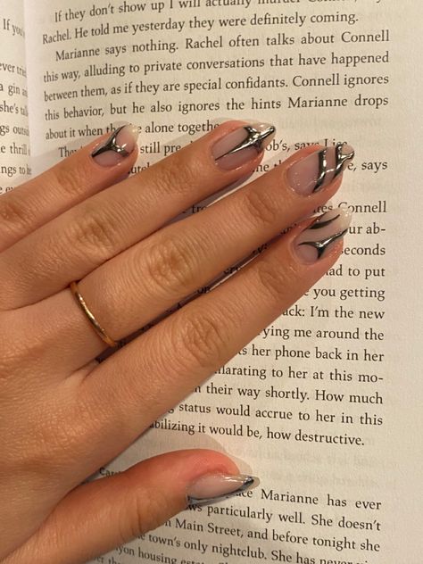 Chrome Design Nails Short, Minimal Chrome Nails, Black Chrome Nail Designs, Chrome Line Nails, Black And Silver Chrome Nails Designs, Isolated Chrome Design Nails, Chrome Detail Nail Art, Nail Design Chrome, Black 3d Chrome Nails