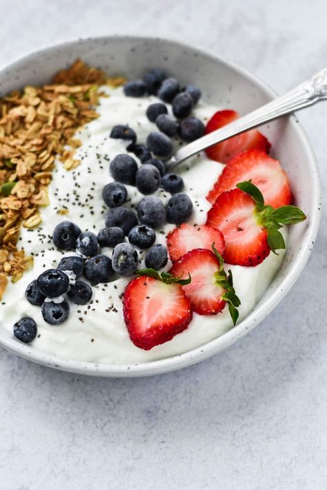 This high protein breakfast features whipped cottage cheese and fresh fruit combinations. Perfect for a quick morning breakfast that's well balanced! Low sodium options given. Cottage Cheese And Fruit, Vegetarian Breakfast Ideas, High Protein Vegetarian Breakfast, Macro Breakfast, Vegetarian Breakfasts, Headache Diet, Foods For Migraines, Whipped Cottage Cheese, Cottage Cheese Breakfast Bowl