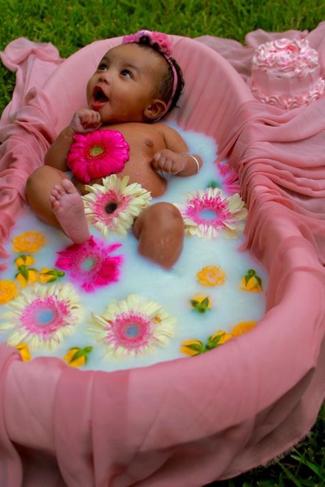 Milk Bath Photoshoot, Imessage Texts, Foto Kids, Baby Milestones Pictures, Monthly Baby Pictures, Baby Milestone Photos, 3 Month Old, Newborn Baby Photoshoot, Baby Poses