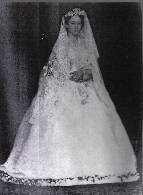 1862 Princess Alice's wedding dress  Princess Alice married Ludwig of Hesse in July 1862 amid the mourning over the loss of Prince Albert.  Alice wore a white dress with a veil of Honiton lace, but was required to wear black mourning clothes before and after the ceremony.   http://www.gogmsite.net/early_victorian_-_1837_-_18/princess_royal_victoria/princess_alice/1862_princess_alices_weddin.html History Wedding, Queen Victoria's Daughters, Queen Victoria Children, Queen Victoria Family, Queen Victoria Prince Albert, Victorian Wedding Dress, Alexandra Feodorovna, Princess Alice, Royal Wedding Dress