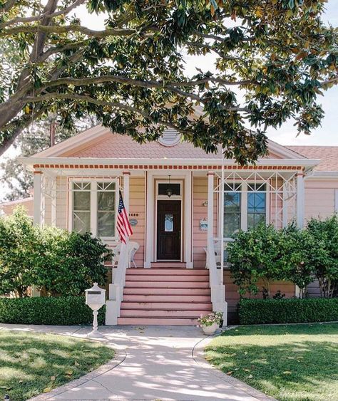 "Ain't that America, home of the free. Little pink (beach) houses for you and me." 🎶💕 📷: @sweatbrah #CLPicks House Exterior Cottage, Pink House Exterior, Pink Beach House, Cottage House Exterior, Tiny House Cottage, Pretty Cottage, Southern House, Coastal Beach House, Pink Cottage