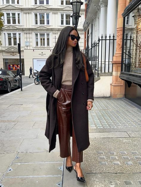 Brown leather pants layered with black trench coat Brown Pants Outfit, Aesthetic Overalls Outfit, Brown Leather Pants, Leather Pants Outfit, Skandinavian Fashion, Trendy Outfits Winter, Chic Coat, Elegante Casual, Paris Outfits