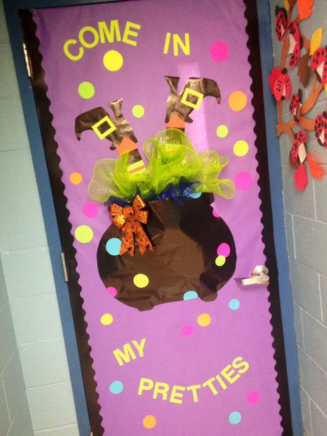 Door Decorations Contest, Halloween Door Decorations Contest, Halloween Door Decorations Classroom, Halloween Door Decoration, Classroom Door Decorating, Halloween Classroom Door, Halloween Classroom Decorations, Halloween Lesson, Halloween Bulletin Boards