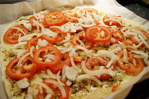 Making pizza sans cheese No Cheese Pizza Ideas, Cheeseless Meals, No Cheese Pizza, Cheeseless Pizza, Vegan Board, Dairy Free Pizza, Vegan Pizza Recipe, Allergy Recipes, Pizza Ideas