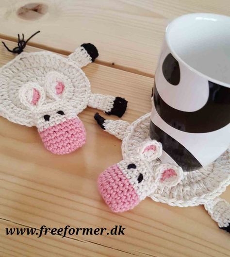 opskrift – freeformer.dk Cow Pot Holder Crochet Pattern, Cow Coasters, Cow Things, Motif Mandala Crochet, Crocheted Cow, Coaster Crochet Pattern, Crocheted Cow Pattern, Coaster Crochet, Coaster Pattern