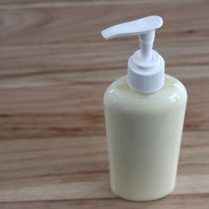 Diy Liquid Lotion Recipe, Diy Pump Lotion Recipe, Diy Pumpable Lotion Recipe, Handmade Lotion Recipe, Diy Body Lotion Recipe, Diy Hand Lotion, Hand Lotion Recipe, Homemade Creams, Diy Lotion Recipe