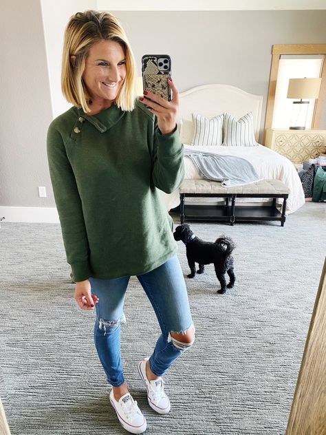 Jeans And Sweatshirt Outfit Fall, Olive Sweater Outfit, Sweatshirt And Jeans Outfit, How To Style Converse, Fall Weekend Outfits, Fall Tunic, Fall Sweatshirt Outfit, Fall Tunics, Converse Slip On