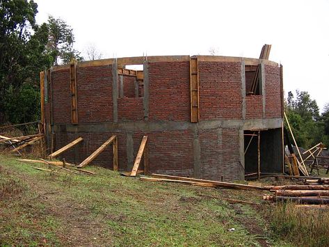 Building the round house Silo Homes, Round House Plans, Industrial Lofts, Yurt Home, Yurt Living, Circle House, Circular Buildings, Silo House, Round Building