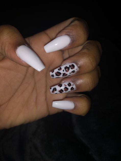 White Nails With Cheetah Print, Cheetah Print Nails Coffin, White Cheetah Print Nails, White Cheetah Nails, White Leopard Nails, Cheetah Acrylic Nails, Leopard Nail Designs, White Cheetah Print, Cheetah Nail Designs