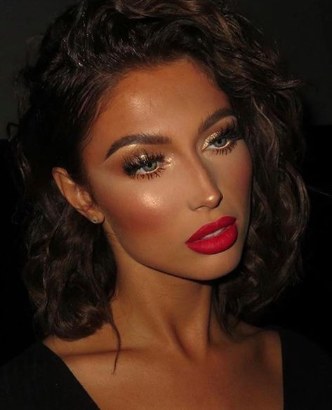 9 Ways to Reinvent the Classic Red Lipstick Makeup Look Red Lipstick Makeup Looks, Classic Red Lipstick, Red Lipstick Looks, Red Lips Makeup Look, Healthy Makeup, Red Lipstick Makeup, Tanned Makeup, Hollywood Makeup, Classic Makeup