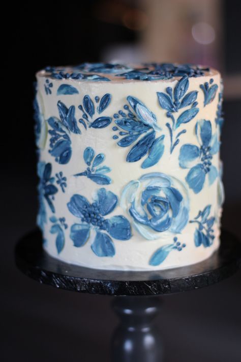 Learn to create beautiful floral cakes quickly with just a palette knife. No more messy bags or melting buttercream in hot hands! 64 Birthday Cake, Lemon Cake Design, Delft Wedding, Blue Floral Cake, Mamma Mia Cake, Blue And White Cake, Decorating Desserts, Frosting Ideas, Blue Magnolia