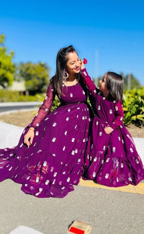 Full Frock, Twining Outfits, Floral Long Frocks, Lehenga Designs Latest, Child Image, Mom Daughter Matching Dresses, Daughter Fashion, Kids Party Wear Dresses, Daughter Outfits