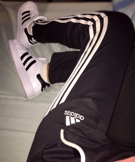 Adidas Trackies, Adidas Leggings Outfit, Looks Adidas, Stylish Photo Pose, Adidas Pants, Moda Fitness, Adidas Superstar Sneaker, Adidas Nike, Dance Outfits