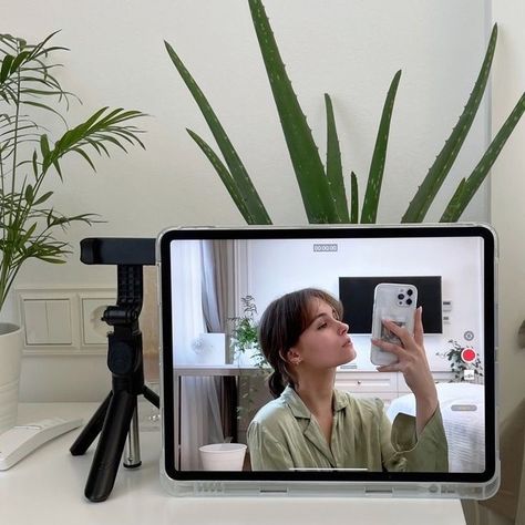 Ipad Selfie Aesthetic, Vlogger Aesthetic Girl, Dream Vision Board, Vlogging Camera, Vision Board Inspiration, Future Goals, Trik Fotografi, Studying Inspo, Social Media Influencer