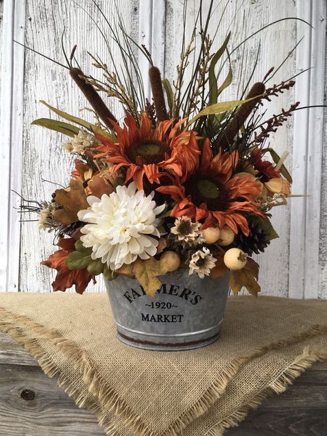 Farmhouse Thanksgiving, Gubahan Bunga, Thanksgiving 2020, Fall Flower Arrangements, Wallpaper Retro, Fall Floral Arrangements, Pumpkin Autumn, Fall Arrangements, Fall Thanksgiving Decor