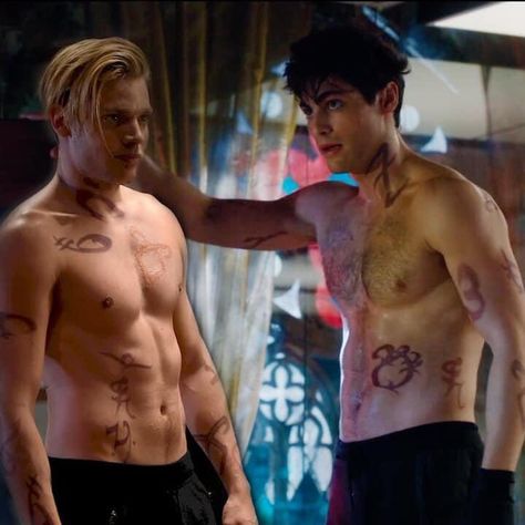 Dominic Sherwood Shadowhunters, Alec Shadowhunters, Magnus And Alec, Shadowhunters Tv Show, Dominic Sherwood, Shadowhunters Malec, Matthew Daddario, Shadow Hunters, Shadowhunters