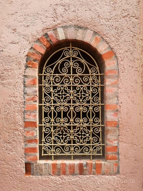 Moroccan Window, Renovation Facade, Exterior Murals, Moroccan Doors, Moorish Design, Moroccan Bedroom, Iron Windows, Moroccan Homes, Beautiful Windows