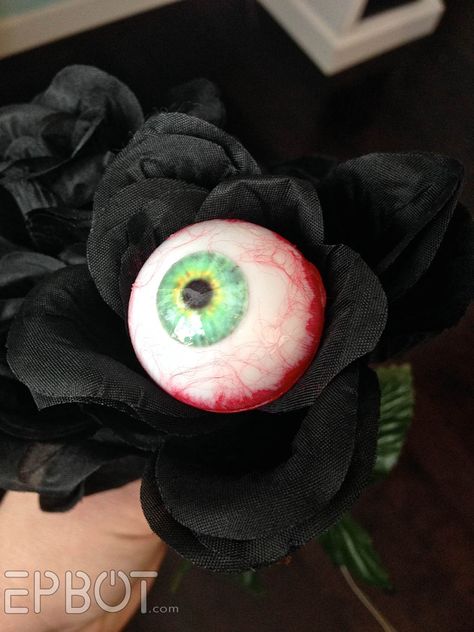 Ready for an eye-full? And lots of gratuitous eyeball puns?      THEN YOU ARE IN LUCK.           These eyeballs are perfect for creepy flow... Creepy Diy Halloween Decorations, Halloween Decorations Diy Indoor, Diy Halloween Eyeballs, Homemade Halloween Crafts, Creepy Halloween Decorations Diy, Creepy Diy, Spooky Diy Halloween Decor, Halloween Props Scary, Handmade Halloween Decorations