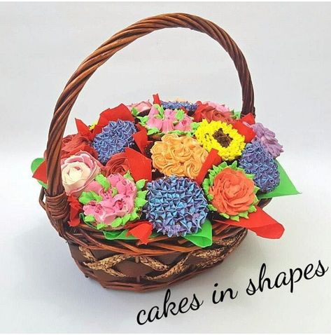 Cupcakes bouquet in a wooden basket..as a beautiful gift idea Cupcake Floral, Cupcakes Bouquet, Cupcake Bouquets, Decorating Frosting, Floral Cupcakes, Cake Decorating Frosting, Wooden Basket, Cupcake Bouquet, Floral Baskets