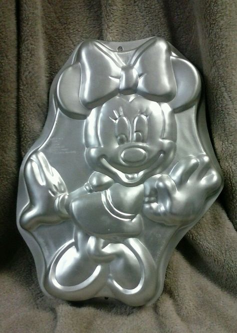 Vintage Christmas Kitchen, Disney Baking, Disney Characters Christmas, Wilton Cake Pans, Mickey Cakes, Cake Baking Pans, Mickey Mouse Parties, Minnie Mouse Cake, Wilton Cakes