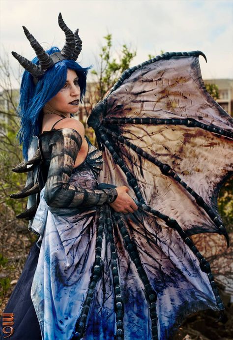 Halloween is my favorite holiday, so it's time for some serious costume talk. Dragon Halloween Costume, Dragon Halloween, Kostum Cosplay, Goth Fairy, Dragon Costume, Diy Halloween Costume, Wings Costume, Cosplay Diy, Dragon Wings