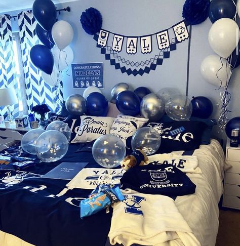 Yale Bed Party, College Acceptance Party, College Commitment Pictures, Yale Dorm, University Goals, College Decorations, College Announcements, College Bed, College Decision