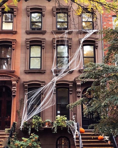 Alison Piepmeyer, Brownstone Halloween, New York Halloween, Halloween Decor Indoor, Outside Halloween Decorations, Halloween Party Appetizers, Fake Spider, Spider Web Decoration, Classy Halloween