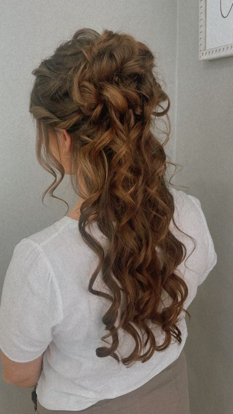 Vintage Prom Hairstyles For Long Hair, Boho Hairstyles For Prom, Prom Hair Styles Brunette, Prom Hairdos Half Up Half Down, Pretty Elegant Hairstyles, Party Hairstyles For Long Hair Updo, Curly Hair Wedding Half Up, Cute Hairstyles For Prom Half Up, Half Up Pearl Hair