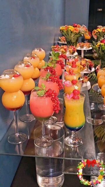 How To Display Drinks At A Party, Event Buffet Decor, Buffet Ideas Food Party, Catering Decoration Ideas, Event Bar Design, Brunch Ideas Decoration Table, Cocktail Display, Buffet Theme, Elegant Dessert Table