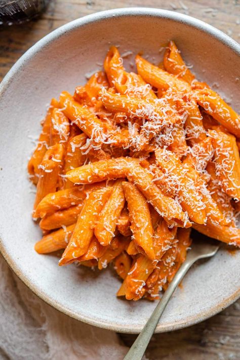 Penne alla Vodka is a super easy pasta recipe that'll leave you licking your plate clean! It's made with penne pasta tossed in a creamy tomato vodka sauce with garlic and pancetta. If a big bowl of comfort food is what you're looking for then this is it! #penne #vodkasauce #pastasauce #Italianrecipes Tomato Vodka Sauce, Penne Alla Vodka, Resep Pasta, Vodka Pasta, Alla Vodka, Vodka Sauce, Easy Pasta Recipes, Deilig Mat, Easy Pasta