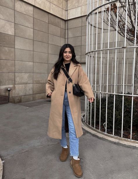 Beige Coat Outfit Casual, Light Brown Coat Outfit, Blue Jeans Outfit Winter, Beige Coat Outfit, Dark Blue Jeans Outfit, Brown Coat Outfit, Coats Outfits, Long Beige Coat, Brown Coat Women