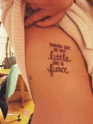 Side Quote Tattoos, Girl Side Tattoos, Tattoo Lily, Hai Tattoo, Fierce Tattoo, Tattoo Quotes About Strength, Beautiful Tattoos For Women, Stylish Tattoo, Tattoo Prices