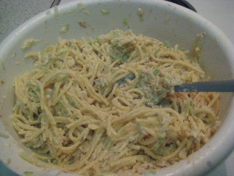 More often than not, whenever you have spaghetti for dinner, there is nothing left except the noodles. Here's an innovative way to enjoy your leftover noodles for tomorrow night's dinner. Leftover Spaghetti Noodles, Leftover Noodles, Spaghetti Pasta Salad, Leftover Spaghetti, Spaghetti Salad, Savory Salads, Canned Tuna, Hot Dish, Spaghetti Noodles