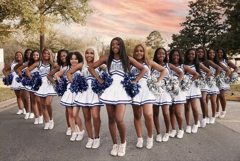 Cheerleaders Outfits, High School Dance Team, Cheerleading Stunts, Black Cheerleaders, Cheer Team Pictures, Cheerleading Stunt, Cute Cheer Pictures, Cheers Photo, Cheer Athletics