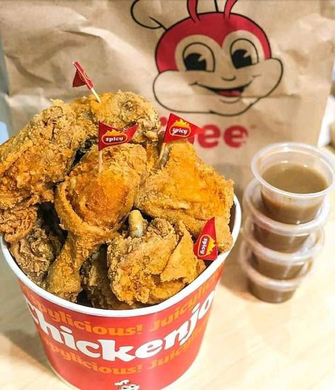 Goodie Bag Aesthetic, Jollibee Aesthetic, Filipino Aesthetic, Pinoy Street Food, Chicken Joy, Filipino Snacks, Extreme Food, Junk Food Snacks, Grocery Foods