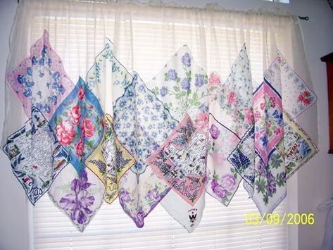 A Grandma Hankerchief Clock – WhimziVille Lakehouse Windows, Doily Ideas, Vintage Handkerchiefs Crafts, Sewing Curtains, Handkerchief Crafts, Table Clothes, Kitchen Fun, Window Ideas, Kitchen Curtain