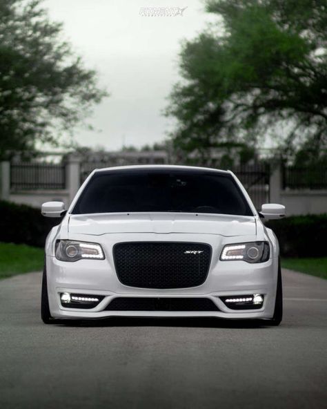 Chrysler 300 Srt Hellcat, Chrysler 300 Srt8 Hellcat, Chrysler 300 Srt, Motor Aesthetic, Chrysler 300 Custom, Chrysler 300 Srt8, 20 Inch Rims, Jdm Girls, Chrysler 300s