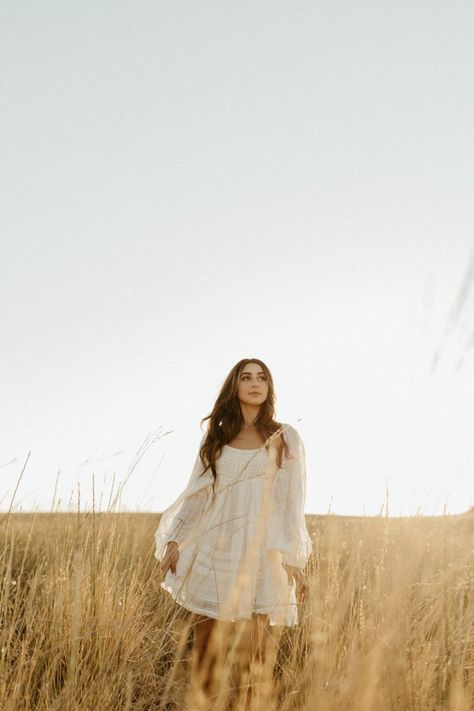 Flower Field Portrait, Open Field Photoshoot, Poses Nature, Outdoor Photoshoot Inspiration, Photoshoot Lights, Farm Photoshoot, Senior Photo Ideas, Senior Photography Poses, Fall Shoot