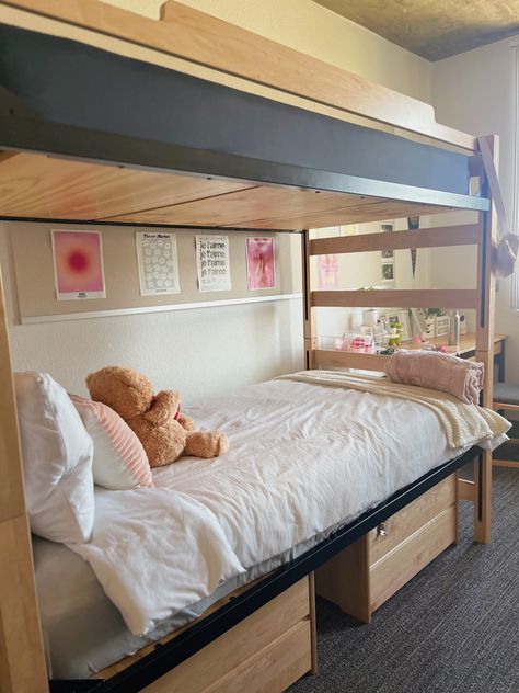 #dorm #dormdecor #aesthetic #dormroomdesigns Bottom Bunk Dorm Ideas, College Dorm Bunk Beds, Aesthetic Dorm Room Two People, Dorm Room Ideas Bunkbeds, Bottom Bunk Bed Decorating Ideas, Quad Dorm Room Ideas, Bunk Bed Dorm Room, Boarding School Dorm Aesthetic, Bunk Bed Dorm Room Ideas