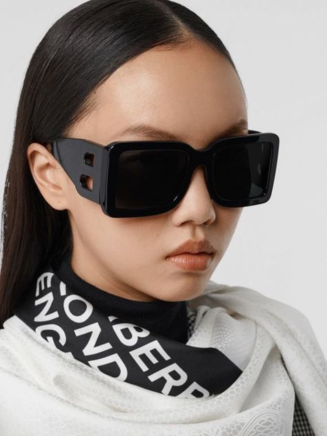 Square Frame Sunglasses, Black Shades, Burberry Black, Retro Mode, Oversized Sunglasses, Square Frame, Fashion Wear, Sunglass Frames, Bold Fashion