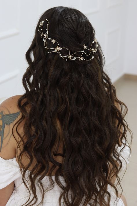 Wedding Hair Down Dark Brown, Dark Curly Bridal Hair, Long Brown Hair Half Up Half Down, Wedding Hairstyles For Long Hair With Veil Brunette, Wedding Hair Long Brunette, Loose Curls Hairstyles Wedding, Forest Wedding Hairstyles, Wavy Prom Hair, Wavy Hair Bride