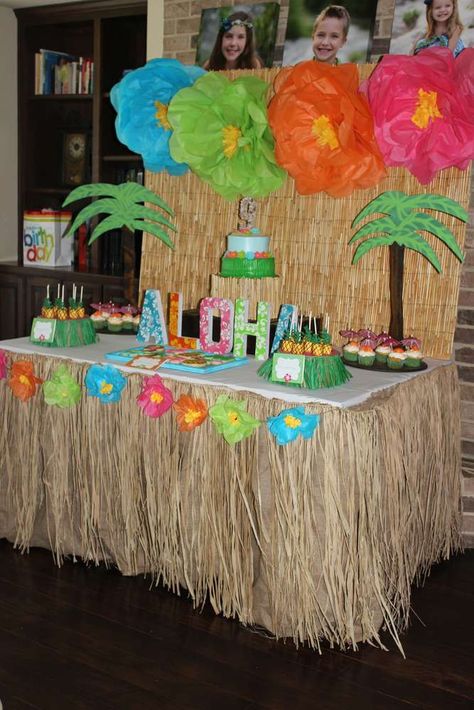 Luau Party | CatchMyParty.com Tropisk Fest, Hawaiian Party Theme, Fest Temaer, Aloha Party, Hawaiian Party Decorations, Luau Theme Party, Luau Birthday Party, Hawaiian Luau Party, Hawaiian Birthday Party