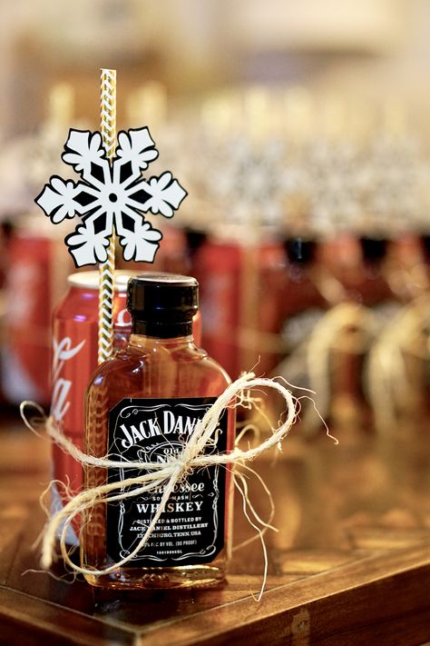 Jack and Coke Holiday Gift - Jack Daniels Gift Jack And Coke Gift, Jack Daniels Gift Ideas, Mini Jack Daniels, Mini Alcohol Bottles Gifts, Diy Alcohol Gifts, Jack Daniels Gifts, Alcohol Gift Baskets, Mini Alcohol Bottles, Liquor Gifts