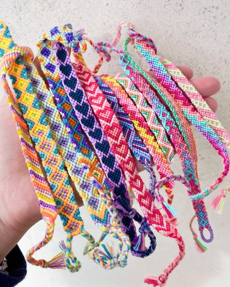 Nos bracelets brésiliens sont le cadeau parfait pour les amis 🌈 Unsere geknüpften Armbänder sind das perfekte Geschenk für Freunde !! Disponibles dans la boutique en ligne 🛍️ im Onlineshop erhältlich : lilaetfleur.sumupstore.com #lilaetfleur #braceletsdamitié #braceletsbrésiliens #freundschaftsarmbänder #geknüpftearmbänder #braceletscolorés #buntearmbänder #braceletsfaitsmain #handgemachtearmbänder #macramé Inspo Bracelets, Brazilian Bracelet, Bracelets Summer, Diy Aesthetic, String Bracelets, Motivation Board, String Bracelet, Friendship Bracelet, Friendship Bracelets