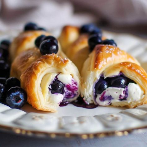 5-Ingredient Blueberry Cheesecake Rolls 5 Ingredient Blueberry Cheesecake Rolls, Blueberry Cream Cheese Rolls, Blueberry Cream Cheese Crescent Rolls, Blueberry Puff Pastry Recipes, Crescent Roll Dessert Recipes, Blueberry Cheesecake Rolls, Snickerdoodle Muffins Recipe, Cheesecake Rolls, Crossiant Recipes